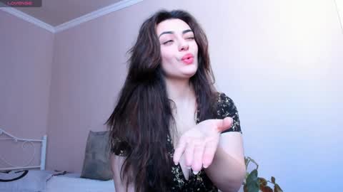 Snapshot of moroccan_diamond_ chatting on 01-11-25, 09:15 Medina online show from 01-11-25, 09:15
