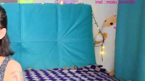 Snapshot of moto_ponchik chatting on 05-01-26, 05:45 Kris online show from 05-01-26, 05:45