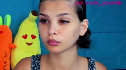 Snapshot of moto_ponchik chatting on 06-19-26, 07:01 Kris online show from 06-19-26, 07:01