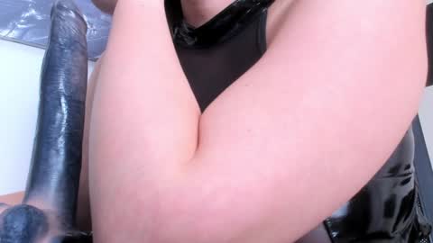 Snapshot of mount_doom_queen chatting on 02-04-25, 10:13 QUEEN CLARA online show from 02-04-25, 10:13