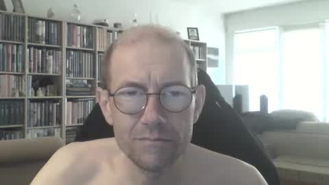 Snapshot of moviem1978 chatting on 05-07-26, 09:25 Frederik online show from 05-07-26, 09:25