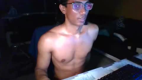 Snapshot of mozeyxxx chatting on 11-10-25, 04:39 Mozey online show from 11-10-25, 04:39