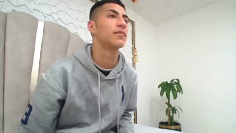 Snapshot of mr_porn_9 chatting on 06-17-26, 02:14 Mr Porn online show from 06-17-26, 02:14