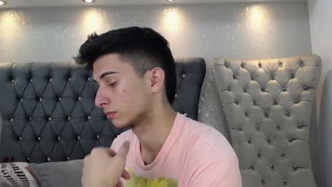 Snapshot of mr_williseo chatting on 01-16-25, 08:03 williseo online show from 01-16-25, 08:03