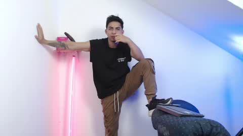 Snapshot of mralpha_latino chatting on 04-21-26, 04:52 Alpha LATINO online show from 04-21-26, 04:52