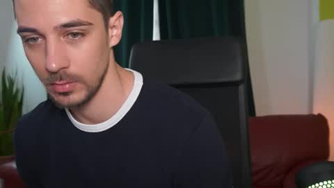 Snapshot of mrgreeneyes01 chatting on 10-27-25, 07:45 juan luis online show from 10-27-25, 07:45