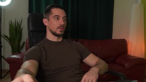 Snapshot of mrgreeneyes01 chatting on 01-11-26, 04:12 juan luis online show from 01-11-26, 04:12