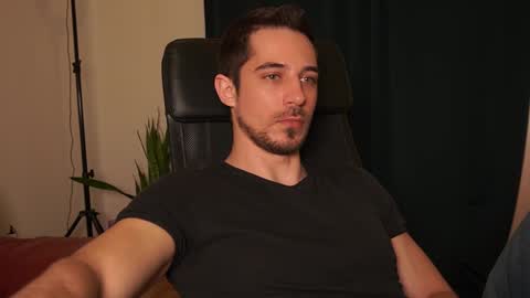 Snapshot of mrgreeneyes01 chatting on 02-11-26, 08:19 juan luis online show from 02-11-26, 08:19