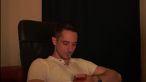 Snapshot of mrgreeneyes01 chatting on 02-26-26, 07:24 juan luis online show from 02-26-26, 07:24