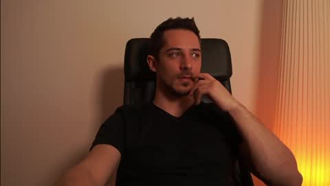 Snapshot of mrgreeneyes01 chatting on 03-24-26, 08:03 juan luis online show from 03-24-26, 08:03