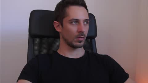 Snapshot of mrgreeneyes01 chatting on 03-26-26, 11:27 juan luis online show from 03-26-26, 11:27