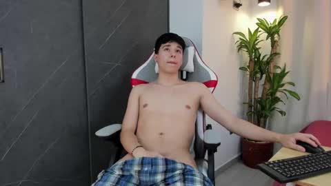 Snapshot of mrhot_night chatting on 12-02-25, 03:12 Bastian online show from 12-02-25, 03:12