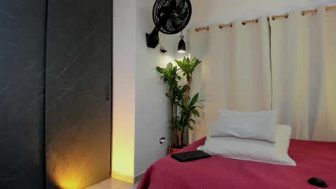 Snapshot of mrhot_night chatting on 01-10-26, 01:29 Bastian online show from 01-10-26, 01:29