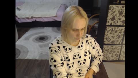 Snapshot of mrsluck chatting on 01-11-26, 03:06 Sasha online show from 01-11-26, 03:06