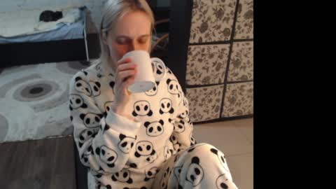 Snapshot of mrsluck chatting on 03-01-26, 06:43 Sasha online show from 03-01-26, 06:43