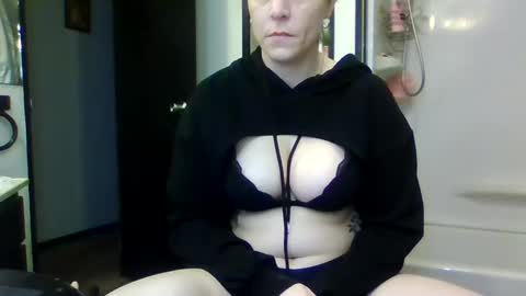 Snapshot of mrstxoxo4594 chatting on 09-24-25, 11:57 Mrstxoxo4594 online show from 09-24-25, 11:57