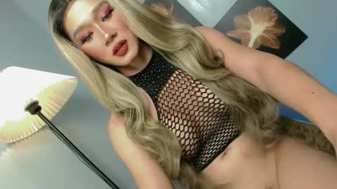 Snapshot of ms_chloe28 chatting on 06-08-26, 10:10 chloe online show from 06-08-26, 10:10