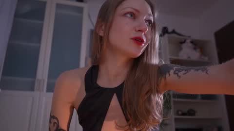 Snapshot of ms_lorelei chatting on 11-08-25, 08:07 Lore online show from 11-08-25, 08:07