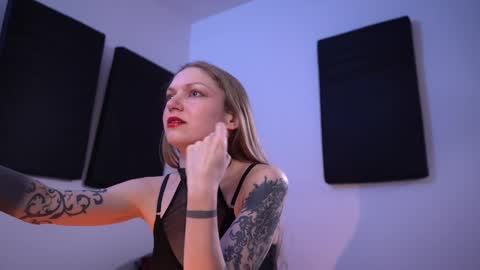 Snapshot of ms_lorelei chatting on 03-20-26, 08:03 Lore online show from 03-20-26, 08:03