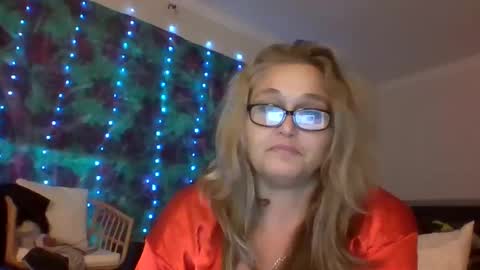 Snapshot of msrobinsonshood chatting on 11-22-25, 12:37 MissRobinson online show from 11-22-25, 12:37