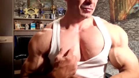 Snapshot of musclebredon chatting on 07-25-26, 07:33 BRENDON online show from 07-25-26, 07:33