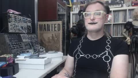 Snapshot of muziknerd chatting on 05-16-26, 03:47 Muziknerd online show from 05-16-26, 03:47