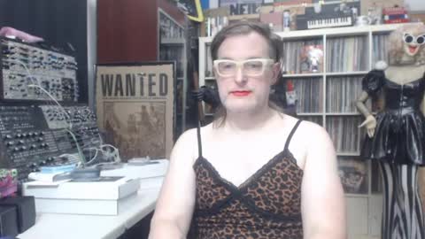 Snapshot of muziknerd chatting on 05-17-26, 06:11 Muziknerd online show from 05-17-26, 06:11
