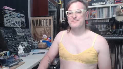 Snapshot of muziknerd chatting on 06-10-26, 10:30 Muziknerd online show from 06-10-26, 10:30