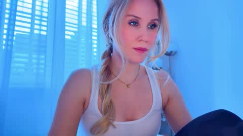 Snapshot of myassistant chatting on 09-12-25, 04:18 Mya-be Yours P online show from 09-12-25, 04:18