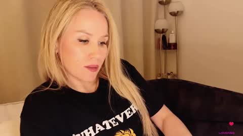 Snapshot of myassistant chatting on 10-31-25, 11:50 Mya-be Yours P online show from 10-31-25, 11:50