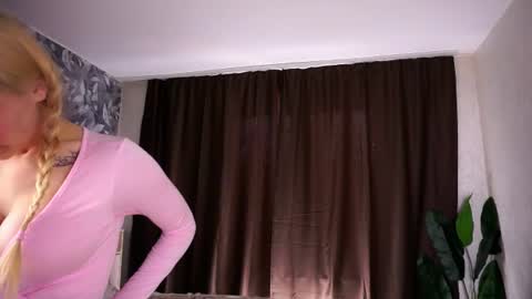 Snapshot of myriambirkett chatting on 06-25-26, 05:12 Greta online show from 06-25-26, 05:12
