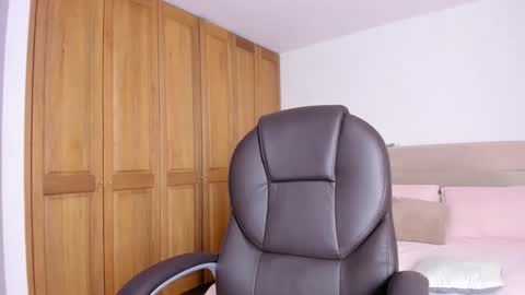 Elena online show from 10-25-25, 09:09