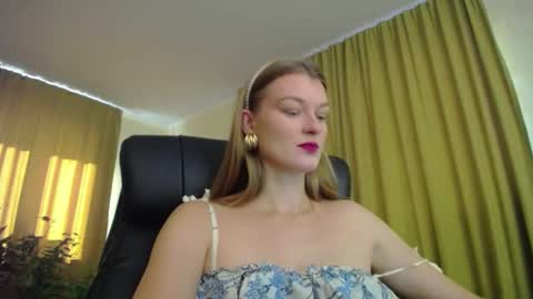 Snapshot of mysticvenus_ chatting on 10-19-25, 09:43 mysticvenus_ online show from 10-19-25, 09:43