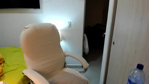 independent model online show from 10-28-25, 01:42