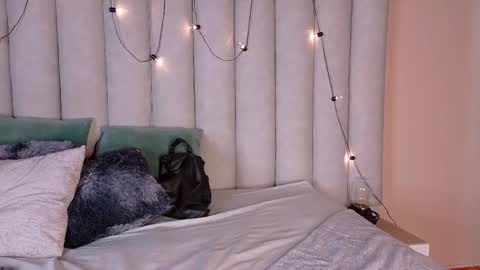  VICTORIA  online show from 04-21-26, 07:50