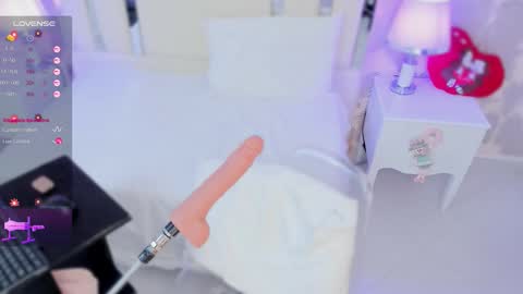 Nahomy Roberts online show from 11-15-25, 01:07