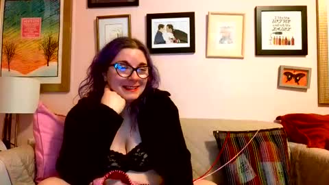 Snapshot of nakedcrafts chatting on 02-18-25, 06:04 Lizzy online show from 02-18-25, 06:04