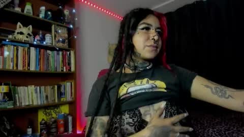 Snapshot of nana_cirkuss chatting on 10-11-25, 03:06 Val  online show from 10-11-25, 03:06