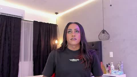 Snapshot of naomi__blair chatting on 06-24-26, 03:27 Naomi Blair online show from 06-24-26, 03:27