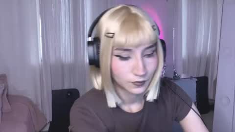 Snapshot of naomi_gyal chatting on 07-09-26, 01:37 Naomi online show from 07-09-26, 01:37