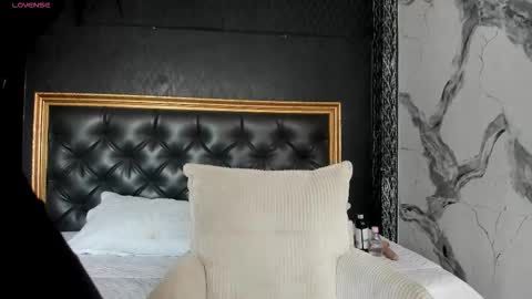 Naomi Frost online show from 11-28-25, 01:47