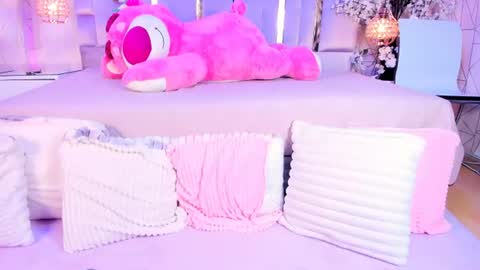 Snapshot of naomii_star chatting on 06-12-26, 06:12 online show from 06-12-26, 06:12