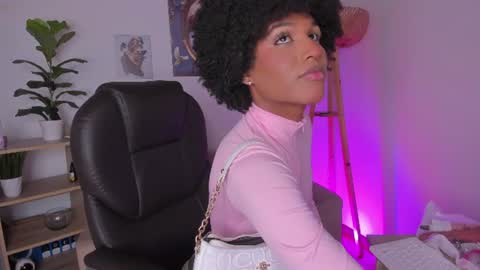 Snapshot of naomisaenz_ chatting on 06-25-26, 09:03 N A O M I online show from 06-25-26, 09:03