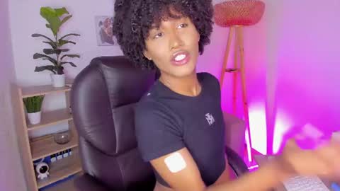 Snapshot of naomisaenz_ chatting on 06-28-26, 11:05 N A O M I online show from 06-28-26, 11:05