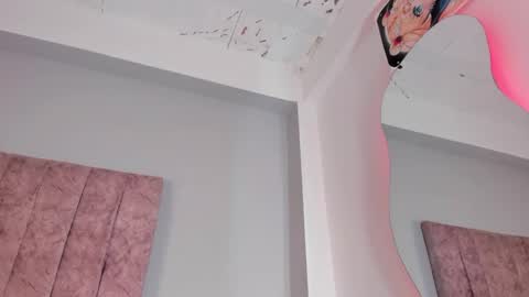 Snapshot of naomisanz_ chatting on 09-25-25, 10:35 Laura  online show from 09-25-25, 10:35