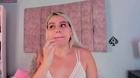 Snapshot of naomisanz_ chatting on 10-17-25, 05:15 Laura  online show from 10-17-25, 05:15