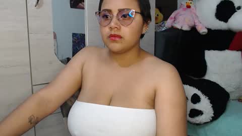 Snapshot of naomylux1 chatting on 12-19-25, 03:02 naomylux1 online show from 12-19-25, 03:02