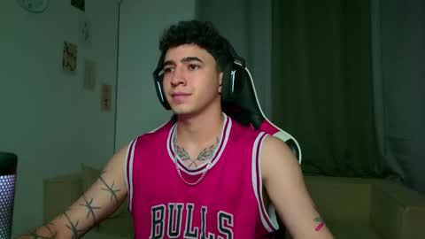 Snapshot of naranjo_seb chatting on 10-07-25, 03:58 sebastian online show from 10-07-25, 03:58