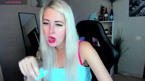 Snapshot of nastasya_cute chatting on 09-15-25, 01:27 Nastya online show from 09-15-25, 01:27