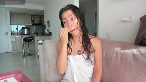 Snapshot of natalie_jaensen chatting on 06-22-26, 01:19 online show from 06-22-26, 01:19